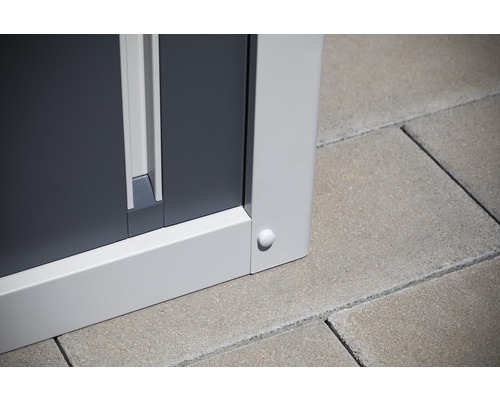 Detailaanzicht van een metalen kast met deur en frame