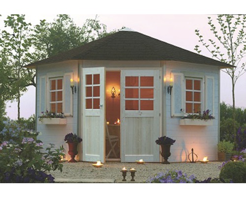 Tuinhuis met openstaande dubbele deuren, ramen en bloembakken in een lichte omgeving