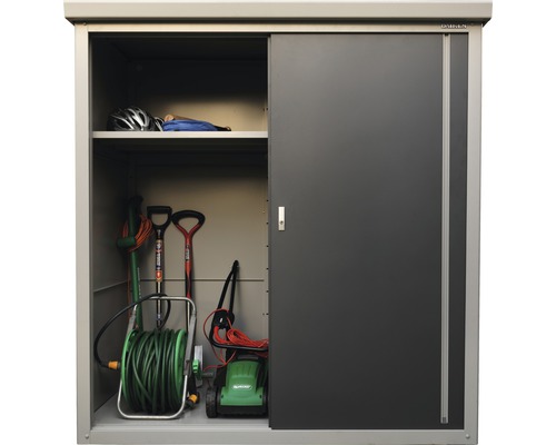 Tuingereedschapskast met tuingereedschap zoals grasmaaier, spade en haspelwagen