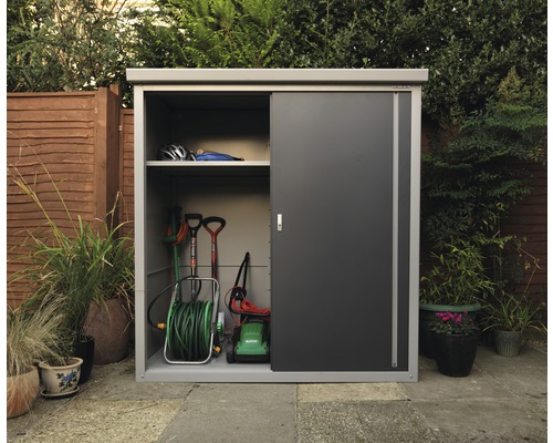 Tuinkast met schuifdeur voor het opbergen van tuingereedschap buitenshuis.