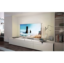 Televisie met LED-stripverlichting in moderne woonkamer
