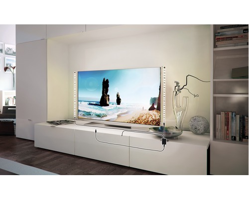 Televisie met LED-stripverlichting in moderne woonkamer