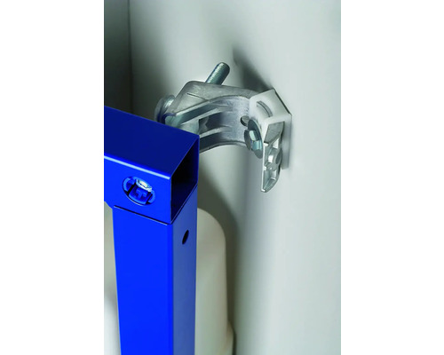 Detailweergave van een toiletinstallatie met bevestigingselementen.