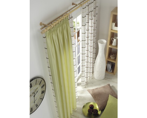 Woonkamer met gordijnen, gordijnroede en decoraties