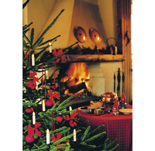 Kerstboom met versiering, verlichting en feestelijk gedekte tafel voor open haard