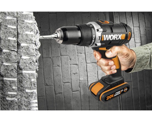 Accuboormachine in gebruik op een stenen muur met Worx-logo