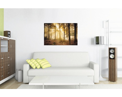 Woonkamer met bank, tafel en muurschildering met bosmotief