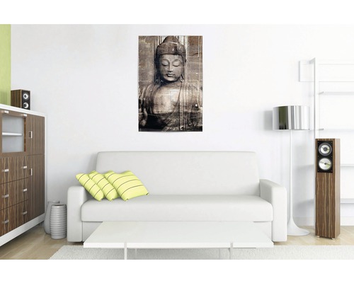 Woonkamer met bank, tafel en muurschildering met Boeddha motief