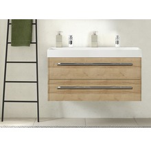 Badkamer met wastafelonderkast in houtlook, armaturen en handdoekenrek