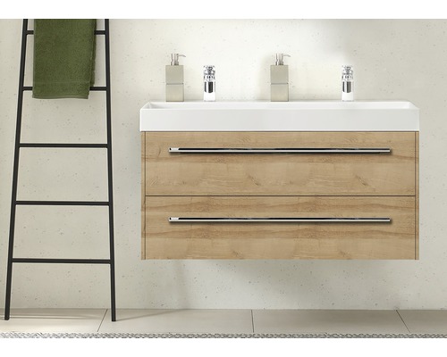 Badkamer met wastafelonderkast in houtlook, armaturen en handdoekenrek