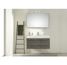 Badkamer met wastafelonderkast, spiegel, ladder en handdoek