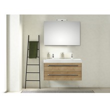 Moderne badkamer met wastafelonderkast, spiegel, handdoekladder en zeepdispensers