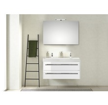 Moderne badkamer met wastafelonderkast, spiegel en handdoekladder