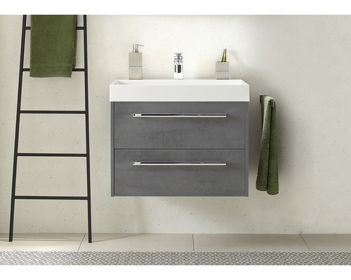 Moderne badkamer met wastafelonderkast, handdoekhouder en ladder