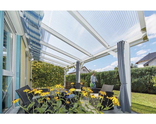 Terras met overkapping, zonwering en tuinmeubelen