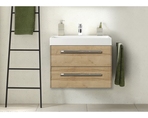 Badkamer met wastafelonderkast, handdoekladder en accessoires