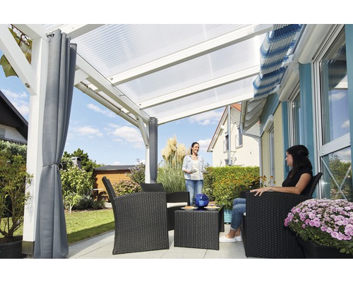 Terras met terrasoverkapping, tuinmeubelen en gordijnen