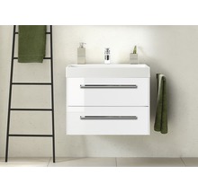 Moderne badkamer met witte wastafelonderkast, kraan en handdoekhouder