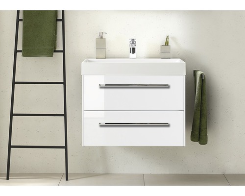 Moderne badkamer met witte wastafelonderkast, kraan en handdoekhouder
