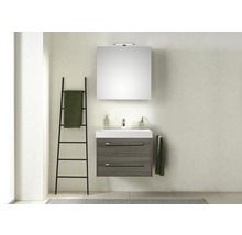 Badkamer met wastafel, spiegelkast en handdoekladder