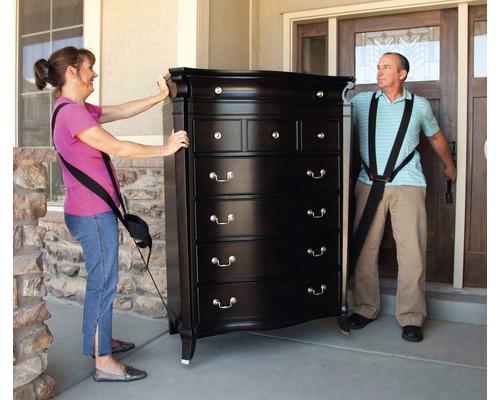 Twee personen tillen een commode met een draagsysteem.