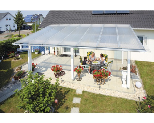 Terras met overkapping, zithoek en decoratieve bloemen