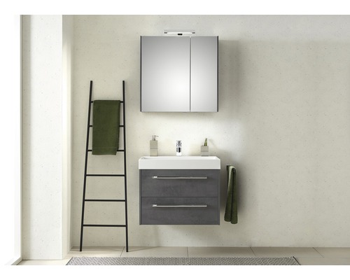 Badkamer met wastafelonderkast, spiegelkast en handdoekladder