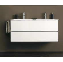 Witte dubbele wastafel met kranen, zeepdispenser en handdoekhouder