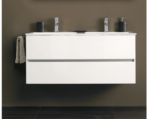Witte dubbele wastafel met kranen, zeepdispenser en handdoekhouder