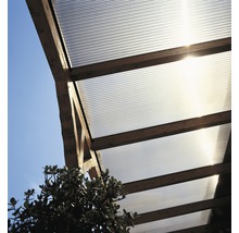 Overkapping met lichtdoorlatende golfplaten en houten constructie