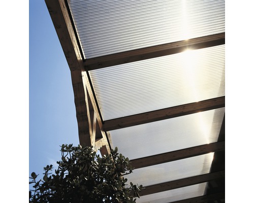 Overkapping met lichtdoorlatende golfplaten en houten constructie