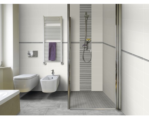 Moderne badkamer met toilet, bidet, handdoekradiator en douche