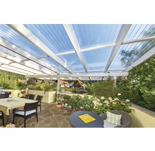 Terras met polycarbonaat platen overkapping en tuinmeubelen