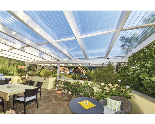 Terras met polycarbonaat platen overkapping en tuinmeubelen