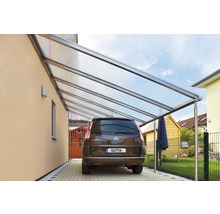 Auto onder een carport met polycarbonaat dak