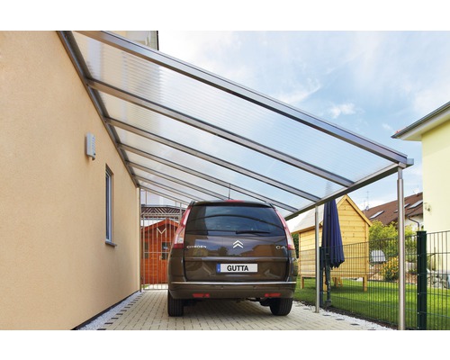 Auto onder een carport met polycarbonaat dak