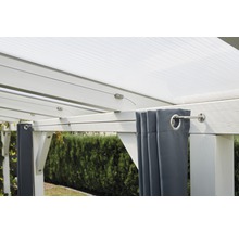 Detailopname van een tuinpaviljoen met grijze gordijnen