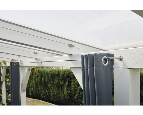 Detailopname van een tuinpaviljoen met grijze gordijnen