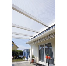Terrasoverkapping van kunststof platen en aluminium frame op een terras