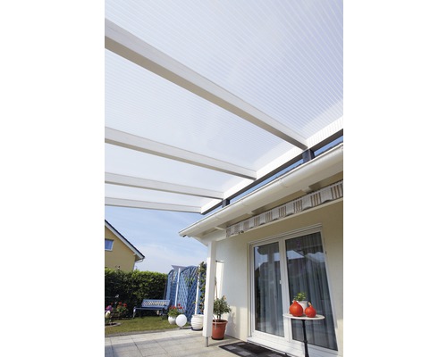 Terrasoverkapping van kunststof platen en aluminium frame op een terras