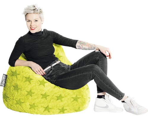 Vrouw zit in een felgroene zitzak met sterrenpatroon
