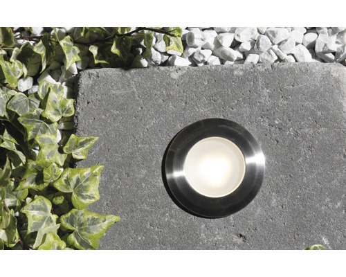 Grondinbouwspot op stenen plaat met kiezels en klimop