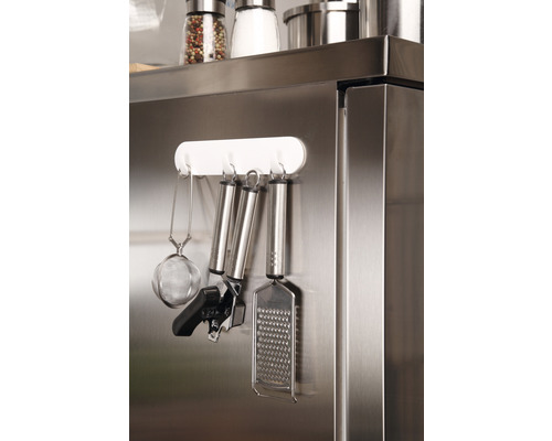 Keukengerei aan een magneetstrip op een koelkast