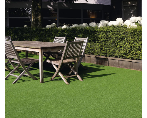 Tuinscene met kunstgras, houten tafel en stoelen