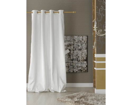 Witte gordijnstof met oogjesophanging aan een roede