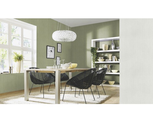 Eetkamer met eettafel, stoelen, lamp en stellingkast