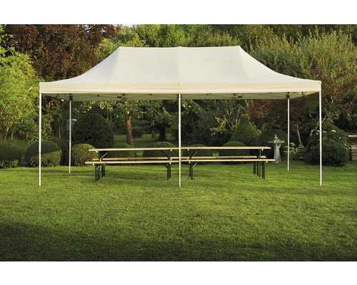 Feesttent met biertafel in de tuin