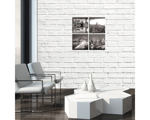 Moderne woonkamer met muurschildering van New York, fauteuils en salontafel