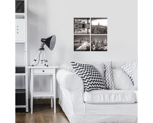 Woonkamer met witte bank, bijzettafel met lamp en muurfoto''s van New York