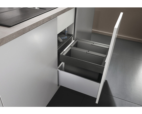 Open keukenkast met afvalscheidingssysteem